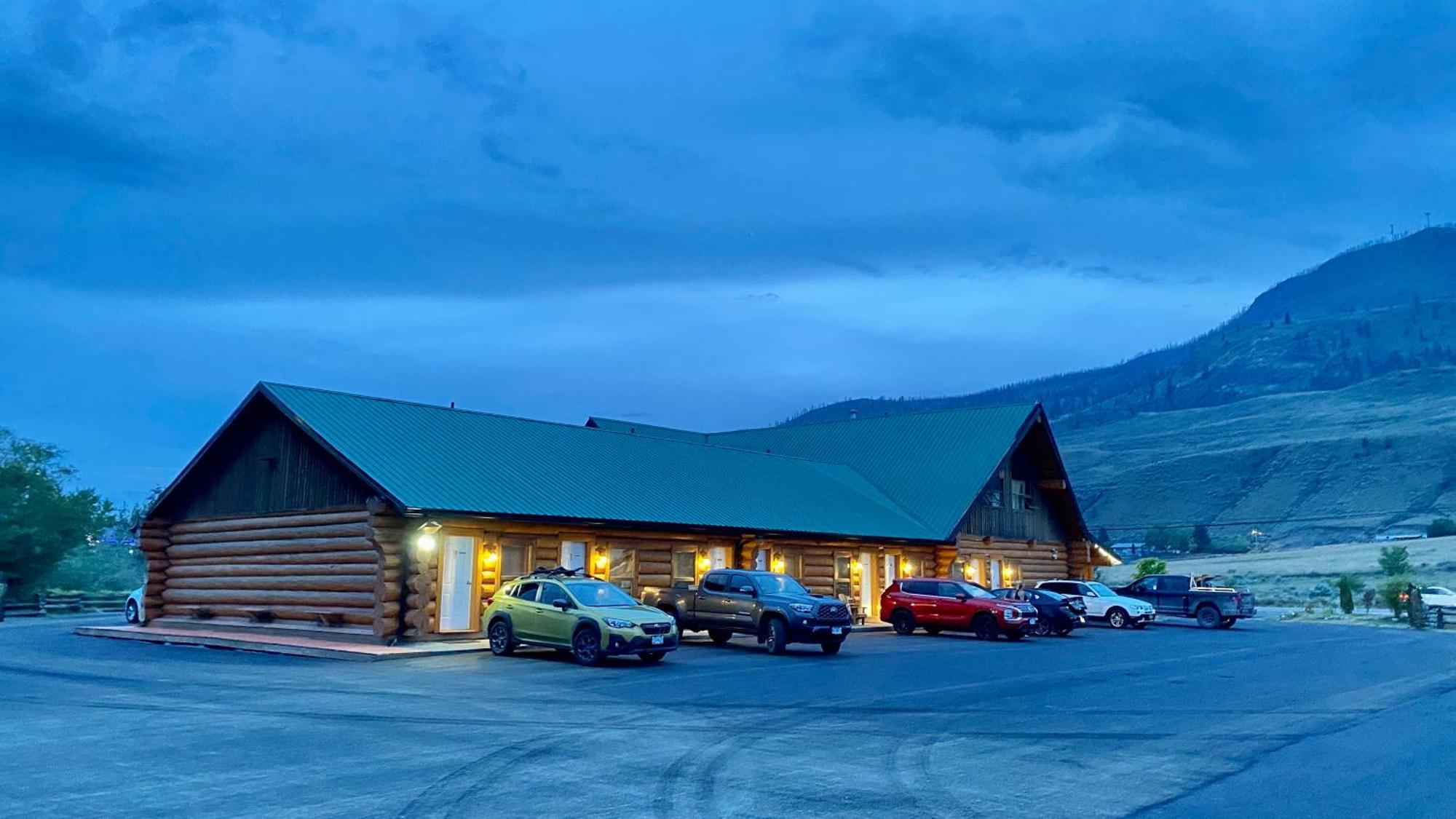 BEARS CLAW LODGE | ⋆⋆⋆⋆ | CACHE CREEK, CANADA | SEASON DEALS FROM $68